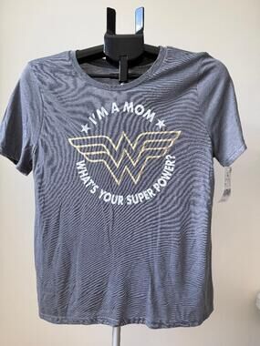 BIOWORLD WONDER WOMAN I'M A MOM T-SHIRT WOMEN'S MEDIUM CHARCOAL HEATHER